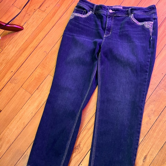 Chico's Denim - Chico’s Women’s So Slimming Jeans Bling Pockets and Buttons Pre-Owned. Size 2.5
